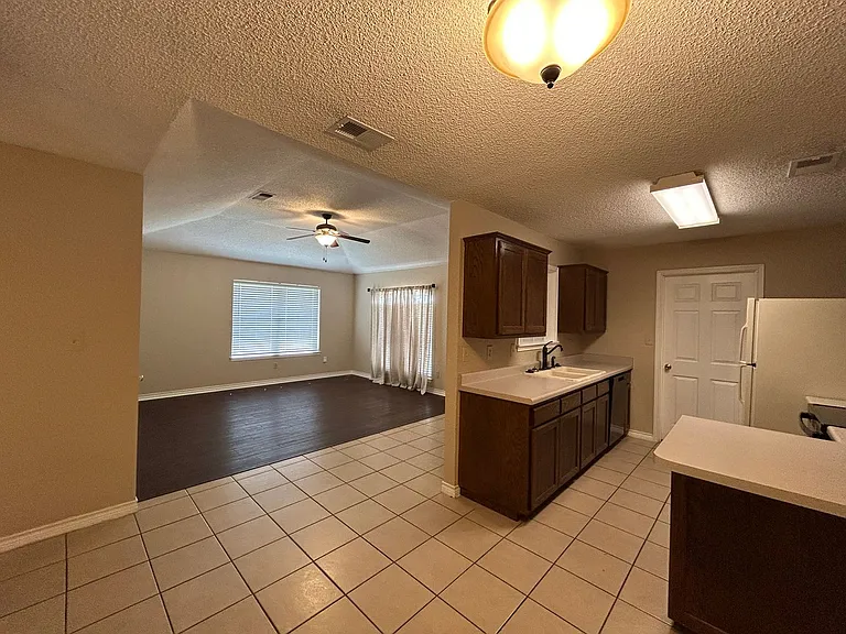 1642 W County Line Rd — Photo 9