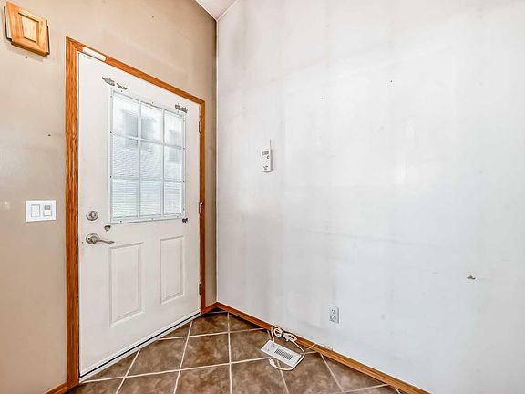 4th image of 243 Erin Meadow Close SE