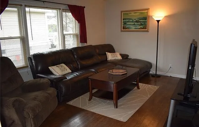 3 bed, 872 sqft, $1,300 — Photo 3