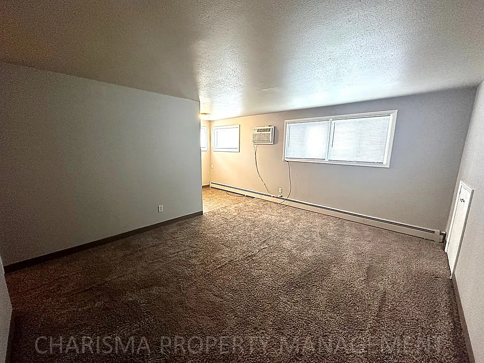 Building Photo - 605 W 17th St #4