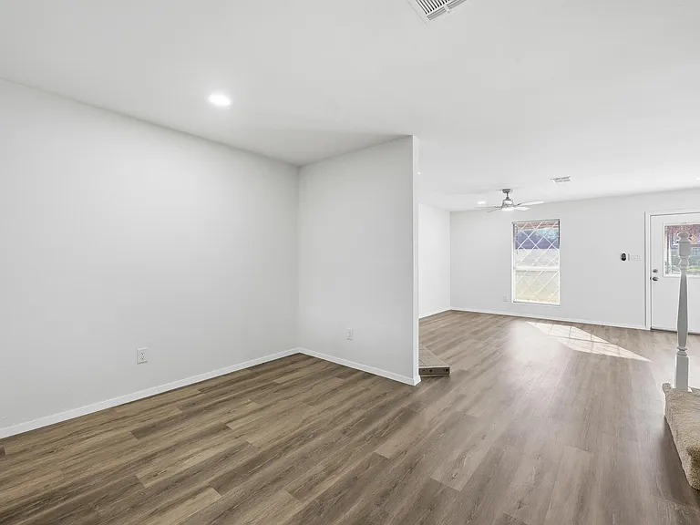73 Winchester Dr — Photo 4