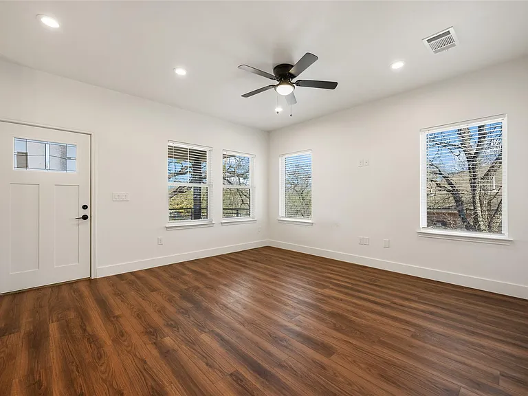 15407 Armstrong Ave — Photo 8