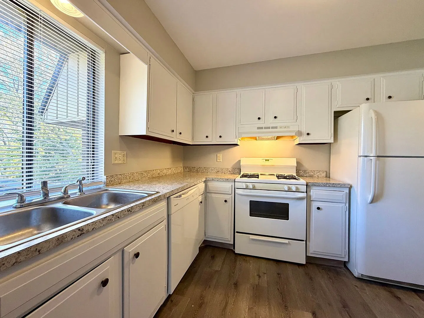 4142 Oak Park Dr SE — Photo 1