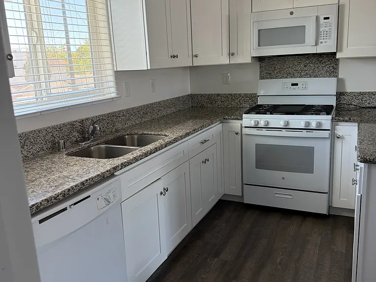 471 E Newlove Dr #B — Photo 9