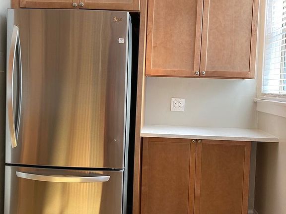 3rd image of 6148 N Greenview Ave APT 3