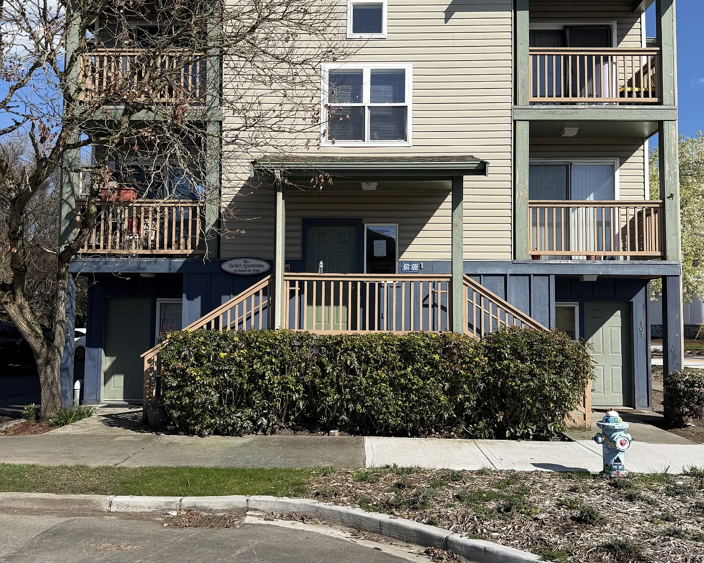 3 bed, 855 sqft, $1,939 — Photo 2