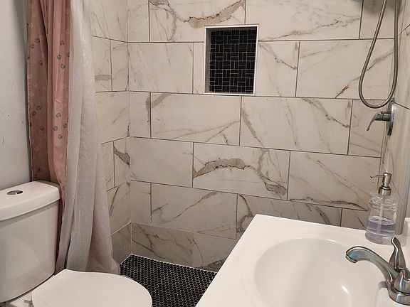 5th image of 2400 W Wright St #B