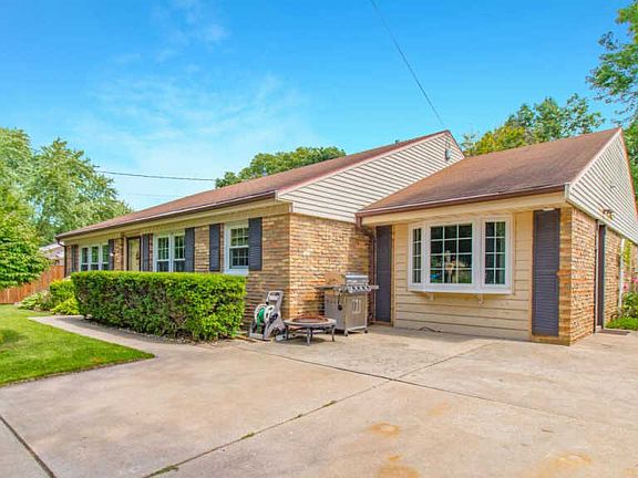 3rd image of 1416 N Autumn Ln