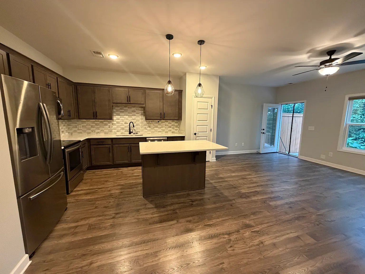 3 bed, 2.5 bath, 1584 sqft, $2,400 — Photo 2