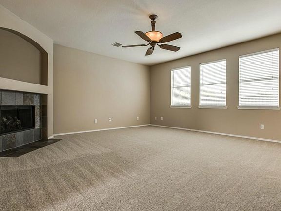 Fresh carpet in the entire house. Oil bronze fans and designer paints.