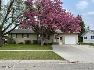 1402 Edgewood Ave, Grafton, ND 58237
