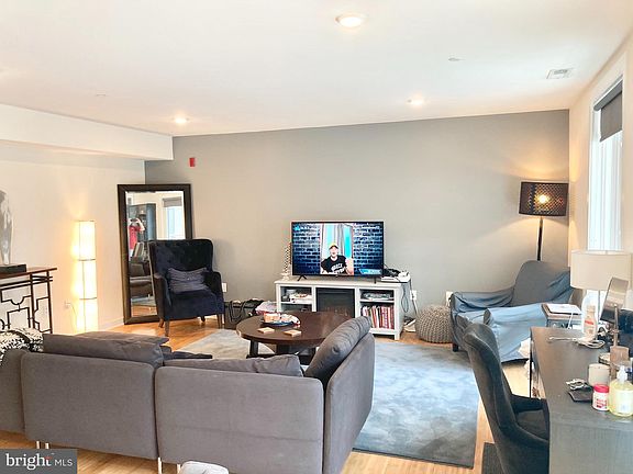 5th image of 1834-36 Vineyard St #4
