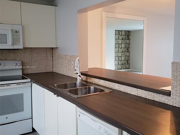 2nd image of 300 NE 12th Ave APT 202