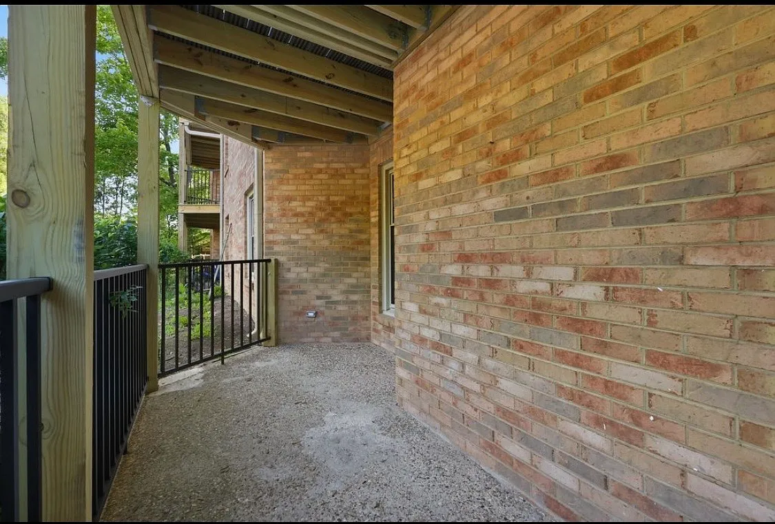 2 bed, 1072 sqft, $1,900 — Photo 2