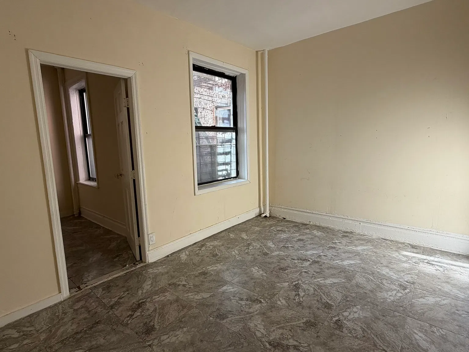 37-31 Crescent Street — Photo 1