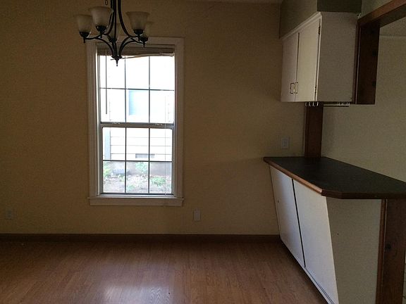 3rd image of 703 Bowie St