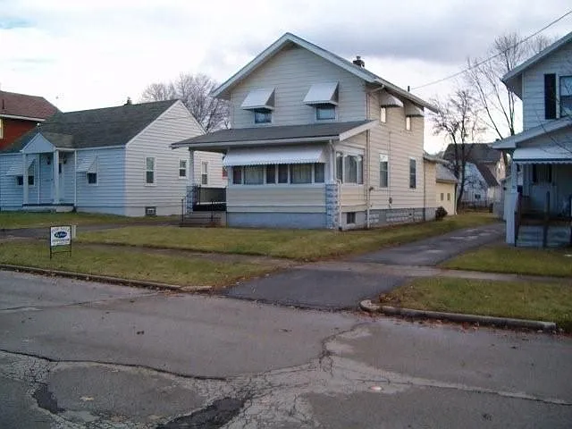 57 Manchester Ave photo 1