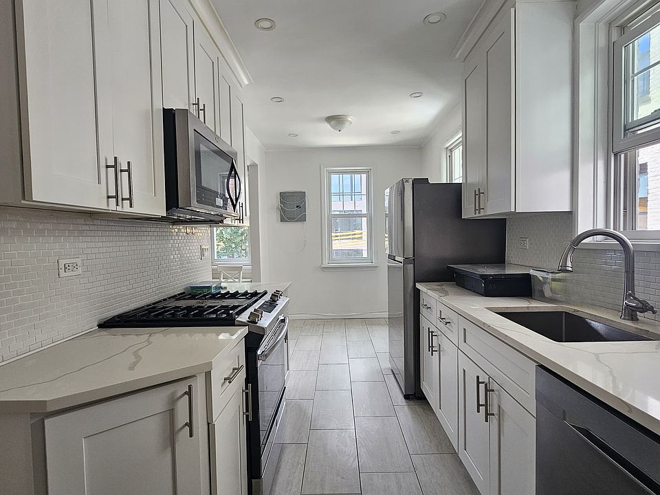 1st image of 3815 Crescent St #2