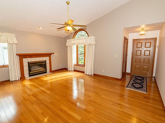 3rd image of 1901 Creekwood Dr
