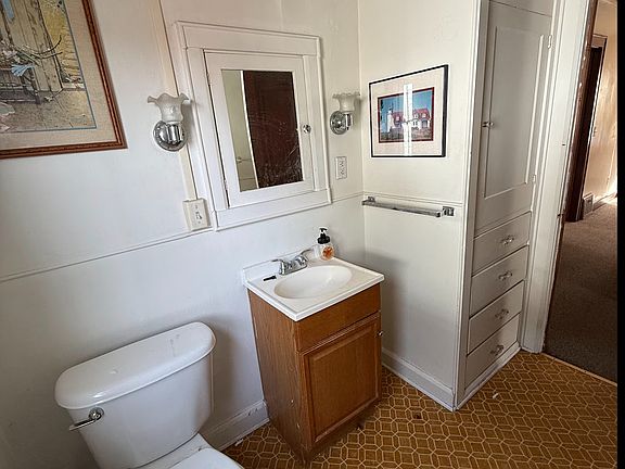 5th image of 4229 Lincoln St E #1