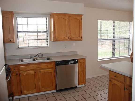 4th image of 1020 Cypress Ct SE