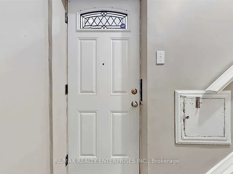 255 Lakeshore Rd E #A — Photo 3