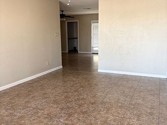 4th image of 2105 W Western Dr