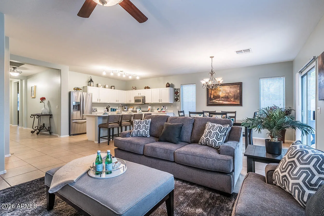 3 bed, 2.0 bath, 1831 sqft, $3,300 — Photo 4
