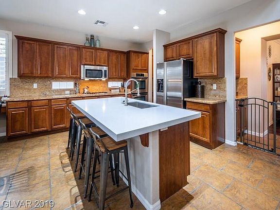 3rd image of 923 Roseberry Dr