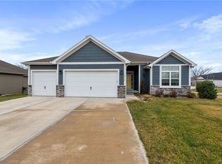 712 Pine Ct, Basehor, KS 66007