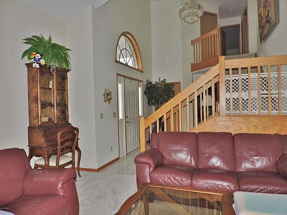 4th image of 15191 Oakwood Dr