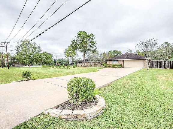 4th image of 805 W Edgewood Dr