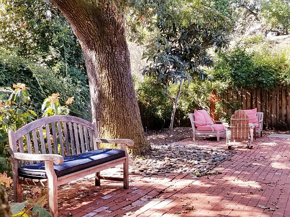 Exclusive to 3545 - beautiful back garden living space. fully enclosed, creekside.