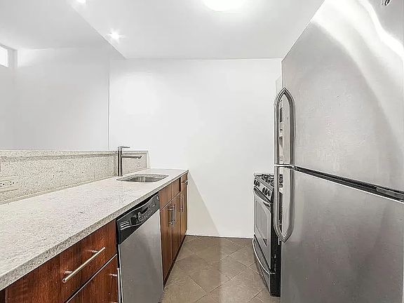 4th image of 30 W 18th St APT 15e