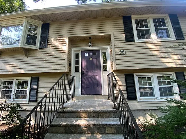 3 bed, 2.0 bath, 2422 sqft, $3,600 — Photo 2