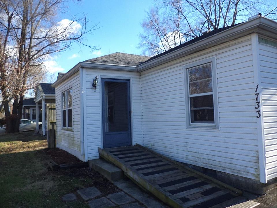Front -w/ handicap ramp
