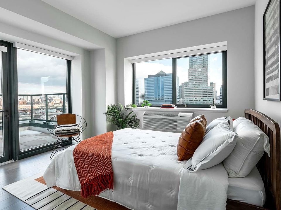 1st image of 162 8th St #605