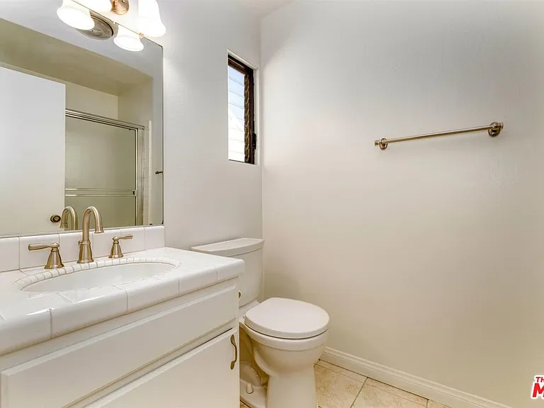 18100 Burbank Blvd #19 — Photo 10