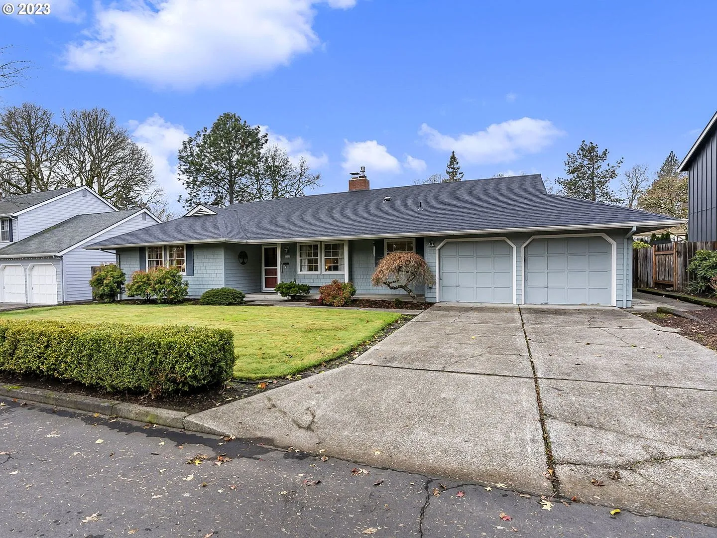 Beautiful Ranch Style Classic Home with large Garage, Washer Dryer, and 2 Fireplaces — Photo 2