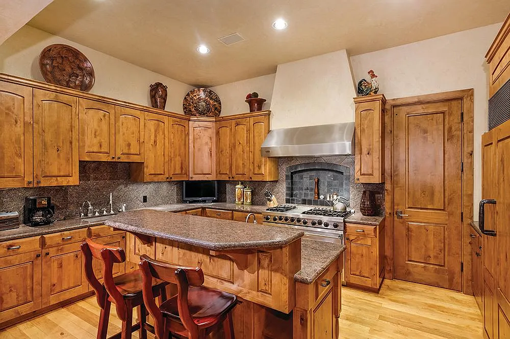 5 bed, 6.5 bath, 6462 sqft, $65,000 — Photo 4