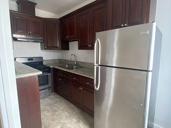 3rd image of 3925-3939 E Broadway #202