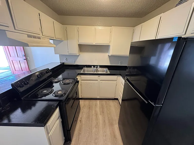 Chapparal Apartments — Photo 15