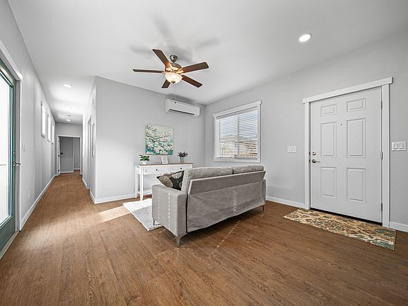 4th image of 2649 Redwood Ave