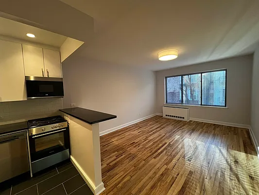 Rented by Salon Realty Corp | media 1