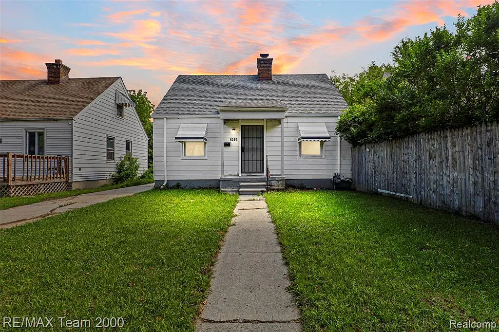 3 bed, 1.0 bath, 1050 sqft, $1,300 — Photo 2