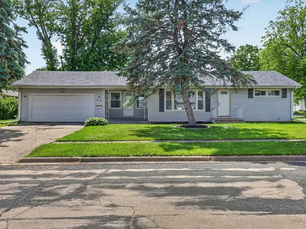 908 S Bauch Ave, Freeport, IL 61032