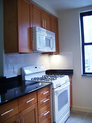 Rented by Perry Associates NYC Inc | media 31
