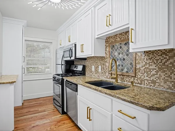 1207 W 45th St APT 3E, Kansas City, MO 64111