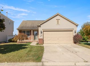 10505 Edgewater Trl, Holly, MI 48442