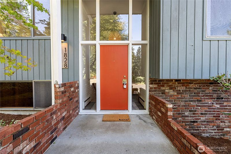 3rd image of 1828 Lakewood Circle SE